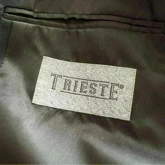 Men’s green double breasted suit. In fair condition has hole in the back of suit - Picture 9 of 12